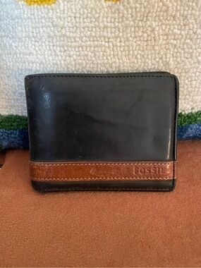 Fossil Brand Men’s Leather Bifold Quinn Wallet with Flip ID Window Black / Brown